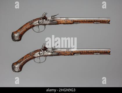 Paar Flintlock Pistolen für Christian Ernst, Markgraf von Brandenburg-Ansbach-Bayreuth-Kulmbach ca. 1686–90 Charles Froment Französisch von französischen Handwerkern in Deutschland für einen deutschen Mäzen hergestellt, veranschaulichen diese Pistolen die Dominanz französischer Stile zu dieser Zeit. Paar Flintlock Pistolen für Christian Ernst, Markgraf von Brandenburg-Ansbach-Bayreuth-Kulmbach. Deutsch-Franco, Erlangen-Neustadt. Ca. 1686–90. Stahl, Holz, Silber. Erlangen. Schusswaffen-Pistols-Flintlock Stockfoto