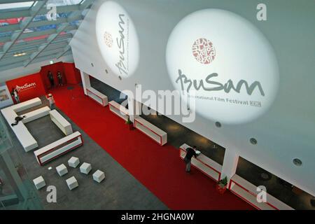 4. Oktober 2012 - Busan, Südkorea : Gast wartet auf die Eröffnungszeremonie während der Eröffnungszeremonie des Busan International Film Festival 17th im Busan Cinema Center. Zusammen mit der nun unvermeidlichen Galaxie von Sternen, die Blockbuster aus ganz Asien fördern, Das diesjährige Busan International Film Festival zeigt erstmals seit fast einem Jahrzehnt einen nordkoreanischen Film sowie sechs klassische afghanische Filme, die in einer Mauer versteckt waren, um sie vor den Taliban zu retten. (Ryu Seung-il/Polaris) Stockfoto