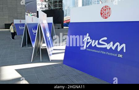 4. Oktober 2012 - Busan, Südkorea : Besucherpassage am Plakat vorbei während der Eröffnungsfeier des Busan International Film Festival 17th im Busan Cinema Center. Zusammen mit der nun unvermeidlichen Galaxie von Sternen, die Blockbuster aus ganz Asien fördern, Das diesjährige Busan International Film Festival zeigt erstmals seit fast einem Jahrzehnt einen nordkoreanischen Film sowie sechs klassische afghanische Filme, die in einer Mauer versteckt waren, um sie vor den Taliban zu retten. (Ryu Seung-il/Polaris) Stockfoto