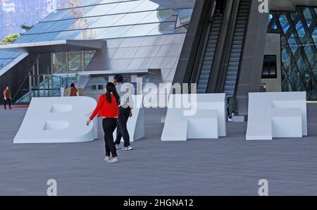 4. Oktober 2012 - Busan, Südkorea : Besucher kommen während der Eröffnungszeremonie des Busan International Film Festival 17th im Busan Cinema Center an einem Plakat vorbei. Zusammen mit der nun unvermeidlichen Galaxie von Sternen, die Blockbuster aus ganz Asien fördern, Das diesjährige Busan International Film Festival zeigt erstmals seit fast einem Jahrzehnt einen nordkoreanischen Film sowie sechs klassische afghanische Filme, die in einer Mauer versteckt waren, um sie vor den Taliban zu retten. (Ryu Seung-il/Polaris) Stockfoto
