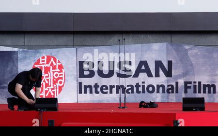 4. Oktober 2012 - Busan, Südkorea : Mitarbeiter, die während der Eröffnungszeremonie des Busan International Film Festival 17th im Busan Cinema Center arbeiten. Zusammen mit der nun unvermeidlichen Galaxie von Sternen, die Blockbuster aus ganz Asien fördern, Das diesjährige Busan International Film Festival zeigt erstmals seit fast einem Jahrzehnt einen nordkoreanischen Film sowie sechs klassische afghanische Filme, die in einer Mauer versteckt waren, um sie vor den Taliban zu retten. (Ryu Seung-il/Polaris) Stockfoto