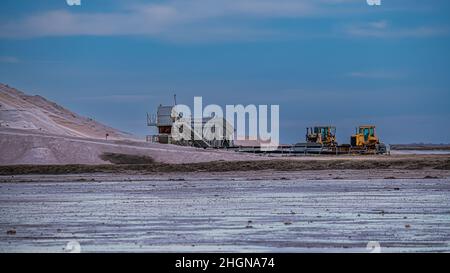 Salin de Giraud Salzfarm im Parc Natural Regional von Camargue, Südfrankreich, Heavy Mining Equipment Stockfoto