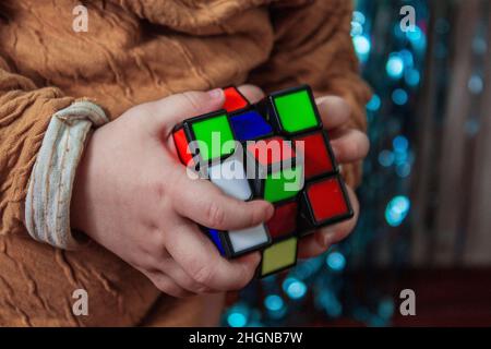 Puzzle Würfel in den Händen der Kinder, Nahaufnahme Stockfoto