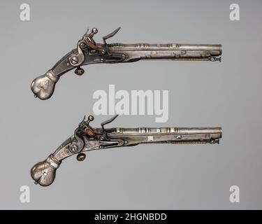 Paar Flintlock Pistols 18th Century Scottish. Paar Flintlock-Pistolen. Schottisch. 18th Jahrhundert. Stahl, Silber, Messing. Schusswaffen-Pistols-Flintlock Stockfoto