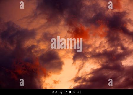 Wunderschöne Wolkenformationen bei Sonnenuntergang, rote Wolken und dramatischer Himmel Stockfoto