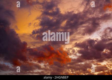 Wunderschöne Wolkenformationen bei Sonnenuntergang, rote Wolken und dramatischer Himmel Stockfoto