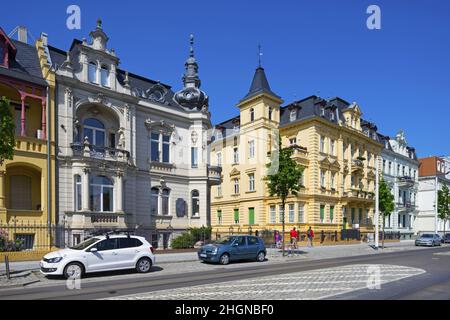 Bunte Fassaden alter historischer Mietshäuser an der Bahnhofstraße in Cottbus, Brandenburg, Deutschland Stockfoto