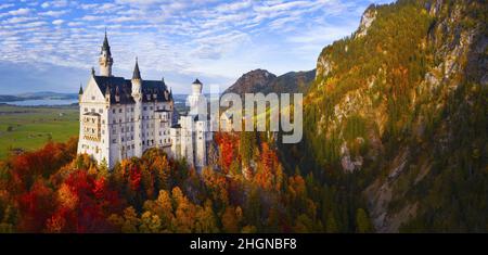 Schloss Neuschwanstein in Herbstfarben, Bayern, Deutschland - Luftaufnahme eines romantischen Schlosses Stockfoto