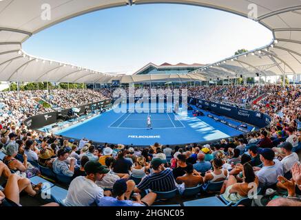 Melbourne, Australien. 22nd Januar 2022. Tennis: Grand Slam, Australian Open. Zuschauer, die während eines Spiels auf dem Schauplatz 3 sitzen. Quelle: Frank Molter/dpa/Alamy Live News Stockfoto