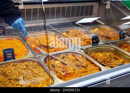 Heiße, würzige indische Gerichte werden im beliebten Preston City Centre Heat & Eat Take-Away serviert. Mung Dahl, Mix Gemüse-Chili, Bombay Kartoffeln oder Bombay Aloo ein traditionelles indisches Gericht, Red Lentil Dhal Tarka. Alle zum Verkauf an anspruchsvolle Gäste Stockfoto