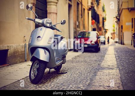 Vespa Roller in Verona, Italien geparkt Stockfoto