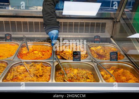 Heiße, würzige indische Gerichte werden im beliebten Preston City Centre Heat & Eat Take-Away serviert. Achari Murgh ein nordindisches Curri aus eingelegtem Gewürz und Huhn, Hühnchen Korma, Hühnchen Balti und Kürbis-Curri. Alle zum Verkauf an anspruchsvolle Gäste Stockfoto