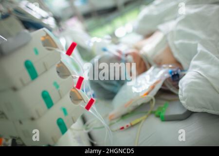 Kritisch erkrankte Patientin unter rund-um-die-Uhr-Beobachtung auf der Intensivstation. Stockfoto