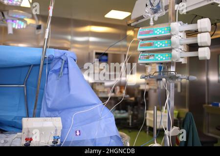 Gerät, das während der Operation an den Patienten angeschlossen ist, um eine Anästhesie zu gewährleisten. Stockfoto