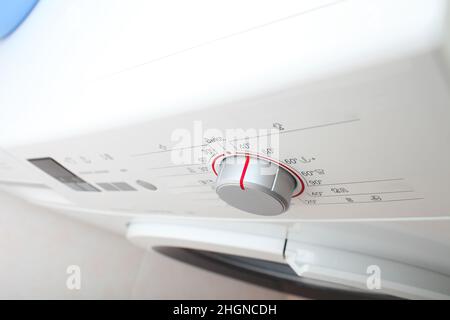 Weiße Waschmaschinentafel mit roten Markierungen. Stockfoto