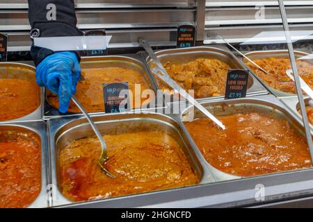 Heiße, würzige indische Gerichte werden im beliebten Preston City Centre Heat & Eat Take-Away serviert. Traditionelles mildes Hühnerfleisch-Kerri, Lamm Tikka Masala, Huhn Aloo Karahi. Alle zum Verkauf an anspruchsvolle Gäste Stockfoto