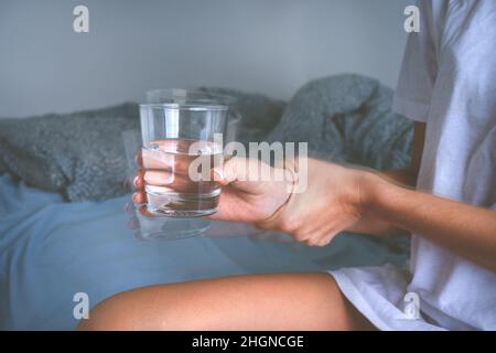 Zittern oder Händeschütteln. Frau mit wackeligen Händen, die an Symptomen der Parkinson-Krankheit oder einem wesentlichen Zittern leidet. Stockfoto