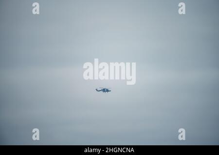 G-ETPP ETPS Agusta AW139 Hubschrauber im Flug unter einem grauen Winterwolkenhimmel Stockfoto