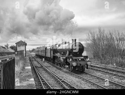 DER WINTER CUMBRIAN MOUNTAIN EXPRESS (MANCHESTER VICTORIA - CARLISLE mit Sierra Leone in Hellifield, North Yorkshire Stockfoto