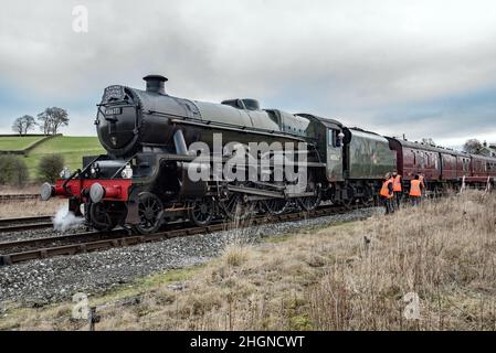 DER WINTER CUMBRIAN MOUNTAIN EXPRESS (MANCHESTER VICTORIA - CARLISLE mit Sierra Leone in Hellifield, North Yorkshire Stockfoto