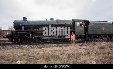 DER WINTER CUMBRIAN MOUNTAIN EXPRESS (MANCHESTER VICTORIA - CARLISLE mit Sierra Leone in Hellifield, North Yorkshire Stockfoto