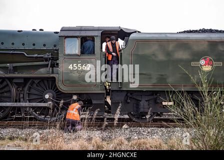 DER WINTER CUMBRIAN MOUNTAIN EXPRESS (MANCHESTER VICTORIA - CARLISLE mit Sierra Leone in Hellifield, North Yorkshire Stockfoto