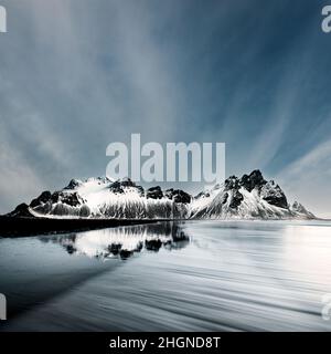 Berühmte Vestrahorn an einem kalten Wintermorgen. Stockfoto