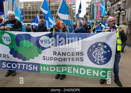 Glasgow, Großbritannien. 22nd Januar 2022. All Under One Banner (AUOB), eine pro-schottische Unabhängigkeitsgruppe aus mehreren kleineren nationalistischen Organisationen, marschierte durch das Stadtzentrum von Glasgow, um ihr Ziel der Trennung zu unterstützen. Sie hatten geplant, dass 5000 Anhänger teilnehmen, aber nur einige hundert nahmen daran Teil, darunter NEALE HANVEY, ein prominentes Mitglied der Alba-Partei von Alex Salmond. Kredit: Findlay/Alamy Live Nachrichten Stockfoto