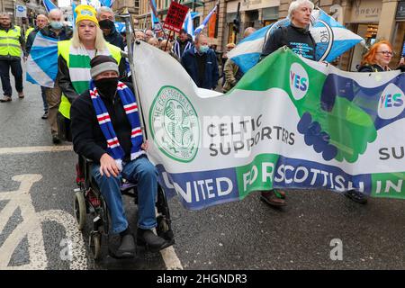 Glasgow, Großbritannien. 22nd Januar 2022. All Under One Banner (AUOB), eine pro-schottische Unabhängigkeitsgruppe aus mehreren kleineren nationalistischen Organisationen, marschierte durch das Stadtzentrum von Glasgow, um ihr Ziel der Trennung zu unterstützen. Sie hatten geplant, dass 5000 Anhänger teilnehmen, aber nur einige hundert nahmen daran Teil, darunter NEALE HANVEY, ein prominentes Mitglied der Alba-Partei von Alex Salmond. Kredit: Findlay/Alamy Live Nachrichten Stockfoto