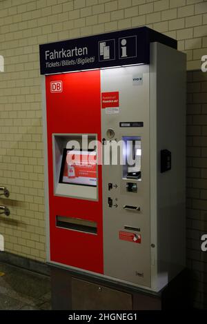 Im Bild:ein Fahrkartenautomat der Deutschen Bahn.ab 1.1.2022 nimmt die Deutsche Bahn ihren Kunden die Möglichkeit, eine Papierfahrkarte auch während d Stockfoto