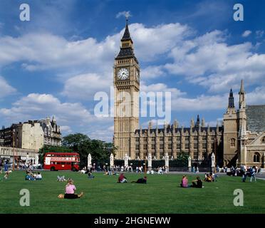 England. London. Houses of Parliament vom Parliament Square mit klassischem roten Routemaster-Doppeldeckerbus. Stockfoto