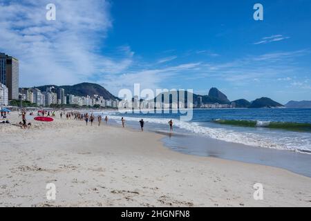 DER STRAND VON RIO de JANEIRO, BRASILIEN - 21/12/2021: Der berühmte Strand von Rio de Janeiro, Brasilien Stockfoto