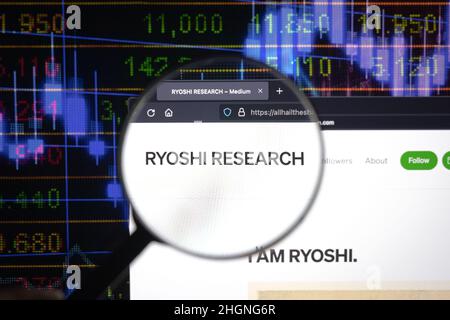 Ryoshi Research Krypto-Firmenlogo auf einer Website, auf einem Computerbildschirm durch eine Lupe gesehen. Stockfoto