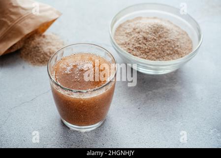 Ein Glas wasserlöslichen Psylliumschalen Ballaststoffergänzung Stockfoto