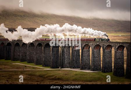 Der Winter Cumbrian Mountain Express, der von 45699 Galatea, dem ersten Dampfzug des Unternehmens aus dem Jahr 2022, gezogen wird, überquert das Ribblehead Viadukt im Yorkshire Dales National Park. Bilddatum: Samstag, 22. Januar 2022. Stockfoto