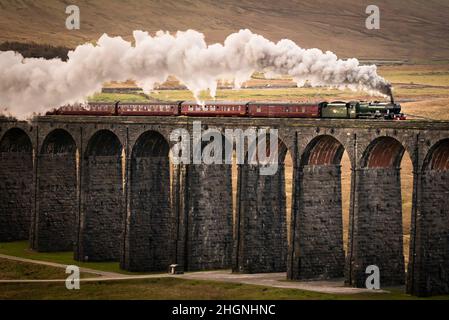 Der Winter Cumbrian Mountain Express, der von 45699 Galatea, dem ersten Dampfzug des Unternehmens aus dem Jahr 2022, gezogen wird, überquert das Ribblehead Viadukt im Yorkshire Dales National Park. Bilddatum: Samstag, 22. Januar 2022. Stockfoto