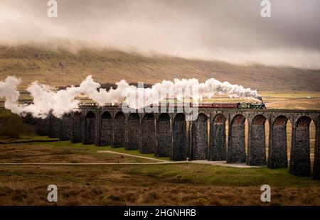 Der Winter Cumbrian Mountain Express, der von 45699 Galatea, dem ersten Dampfzug des Unternehmens aus dem Jahr 2022, gezogen wird, überquert das Ribblehead Viadukt im Yorkshire Dales National Park. Bilddatum: Samstag, 22. Januar 2022. Stockfoto