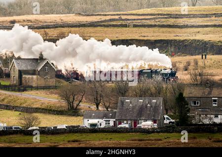 Der Winter Cumbrian Mountain Express wurde von 45699 Galatea, dem ersten Dampfzug des Unternehmens aus dem Jahr 2022, in der Nähe von Ribblehead im Yorkshire Dales National Park gezogen. Bilddatum: Samstag, 22. Januar 2022. Stockfoto