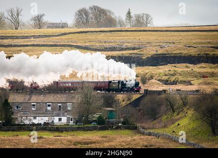 Der Winter Cumbrian Mountain Express, der erste Dampfzug des Unternehmens aus dem Jahr 2022, in der Nähe von Ribblehead im Yorkshire Dales National Park. Bilddatum: Samstag, 22. Januar 2022. Stockfoto