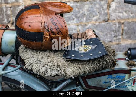 Nahaufnahme von harley davidson Vintage Motorrad Lederhandschuhe und Helm Stockfoto