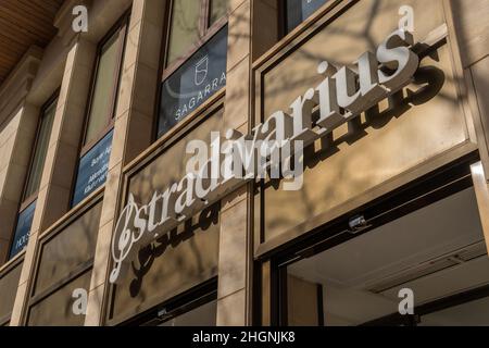 Manacor, Spanien; januar 20 2022: Fassade des multinationalen Bekleidungs- und Accessoires-Unternehmens Stradivarius, ein sonniger Morgen Stockfoto