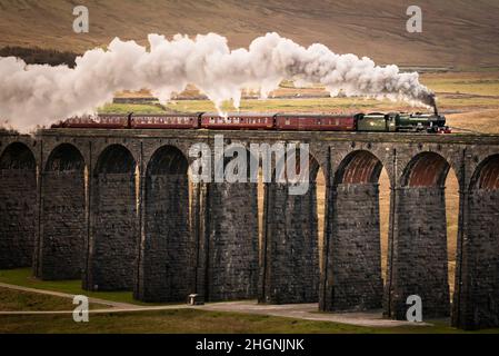 Der Winter Cumbrian Mountain Express, der erste Dampfzug des Unternehmens aus dem Jahr 2022, überquert das Ribblehead Viadukt im Yorkshire Dales National Park. Bilddatum: Samstag, 22. Januar 2022. Stockfoto