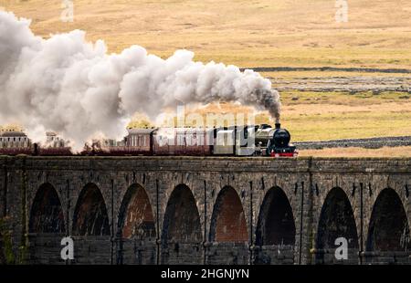 Der Winter Cumbrian Mountain Express, der erste Dampfzug des Unternehmens aus dem Jahr 2022, überquert das Ribblehead Viadukt im Yorkshire Dales National Park. Bilddatum: Samstag, 22. Januar 2022. Stockfoto