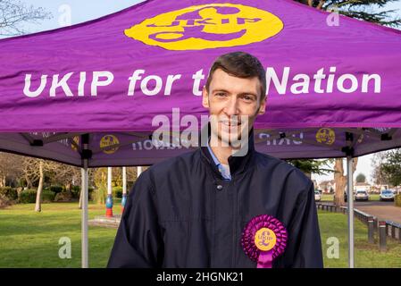 Priory Park, Southend on Sea, Essex, Großbritannien. 22nd Januar 2022. Steve Laws steht als Kandidat für die UK Independence Party (UKIP) bei den anstehenden Nachwahlen für den Wahlkreis Southend West nach dem Mord an seinem Parlamentsabgeordneten Sir David Amess. Der Kandidat hatte zunächst die Westcliff Free Church Hall für ein Kampagnentreffen gebucht, aber der Veranstaltungsort wurde aufgrund angeblicher Beschwerden abgesagt. Die Gesetze ordneten daher das Treffen in den Priory Park in der Stadt um Stockfoto