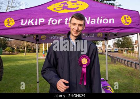 Priory Park, Southend on Sea, Essex, Großbritannien. 22nd Januar 2022. Steve Laws steht als Kandidat für die UK Independence Party (UKIP) bei den anstehenden Nachwahlen für den Wahlkreis Southend West nach dem Mord an seinem Parlamentsabgeordneten Sir David Amess. Der Kandidat hatte zunächst die Westcliff Free Church Hall für ein Kampagnentreffen gebucht, aber der Veranstaltungsort wurde aufgrund angeblicher Beschwerden abgesagt. Die Gesetze ordneten daher das Treffen in den Priory Park in der Stadt um Stockfoto