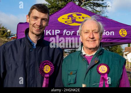 Priory Park, Southend on Sea, Essex, Großbritannien. 22nd Januar 2022. Steve Laws steht als Kandidat für die UK Independence Party (UKIP) bei den anstehenden Nachwahlen für den Wahlkreis Southend West nach dem Mord an seinem Parlamentsabgeordneten Sir David Amess. Der Kandidat hatte zunächst die Westcliff Free Church Hall für ein Kampagnentreffen gebucht, aber der Veranstaltungsort wurde aufgrund angeblicher Beschwerden abgesagt. Die Gesetze ordneten das Treffen daher in den Priory Park in der Stadt um, der sich auch der UKIP-Führer Neil Hamilton anschloss Stockfoto