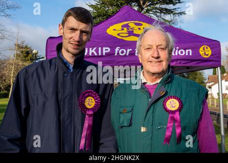 Priory Park, Southend on Sea, Essex, Großbritannien. 22nd Januar 2022. Steve Laws steht als Kandidat für die UK Independence Party (UKIP) bei den anstehenden Nachwahlen für den Wahlkreis Southend West nach dem Mord an seinem Parlamentsabgeordneten Sir David Amess. Der Kandidat hatte zunächst die Westcliff Free Church Hall für ein Kampagnentreffen gebucht, aber der Veranstaltungsort wurde aufgrund angeblicher Beschwerden abgesagt. Die Gesetze ordneten das Treffen daher in den Priory Park in der Stadt um, der sich auch der UKIP-Führer Neil Hamilton anschloss Stockfoto
