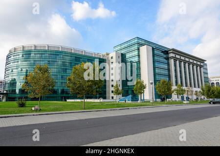 Neubau der Nationalbibliothek Rumäniens in Bukarest an einem sonnigen Herbsttag Stockfoto