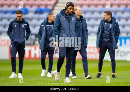 Gillingham Spieler inspizieren den Platz Stockfoto