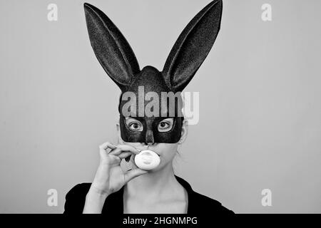 Lippenstift-Kuss-Druck auf osterei. Frohe Ostern. Mädchen mit Spitze Hase Ohren. Bunny Woman. Osterhase Frau, Kaninchen und Mädchen. Stockfoto